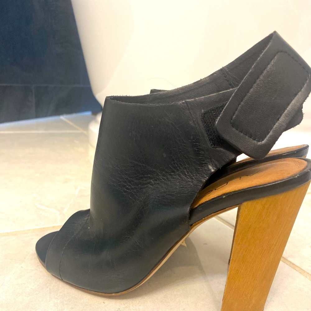 Aldo heels . Never worn . Size 6.7